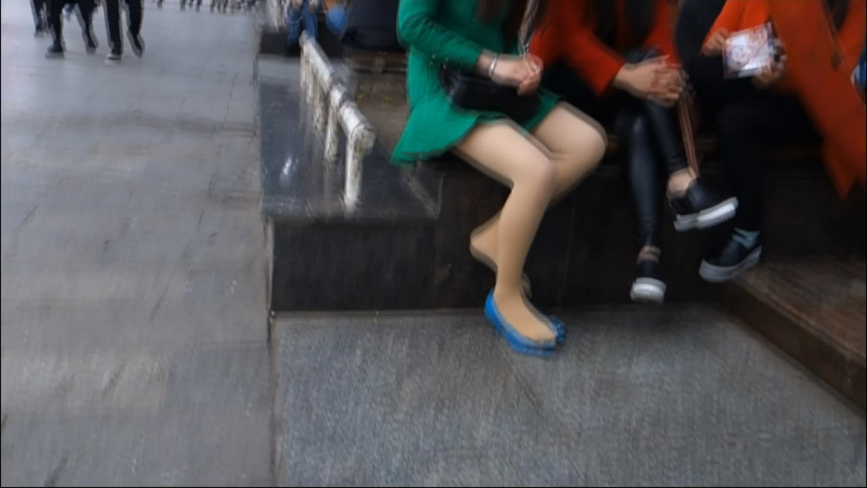 Not Seem To Care, She Turned Other Direction and Play Shoe